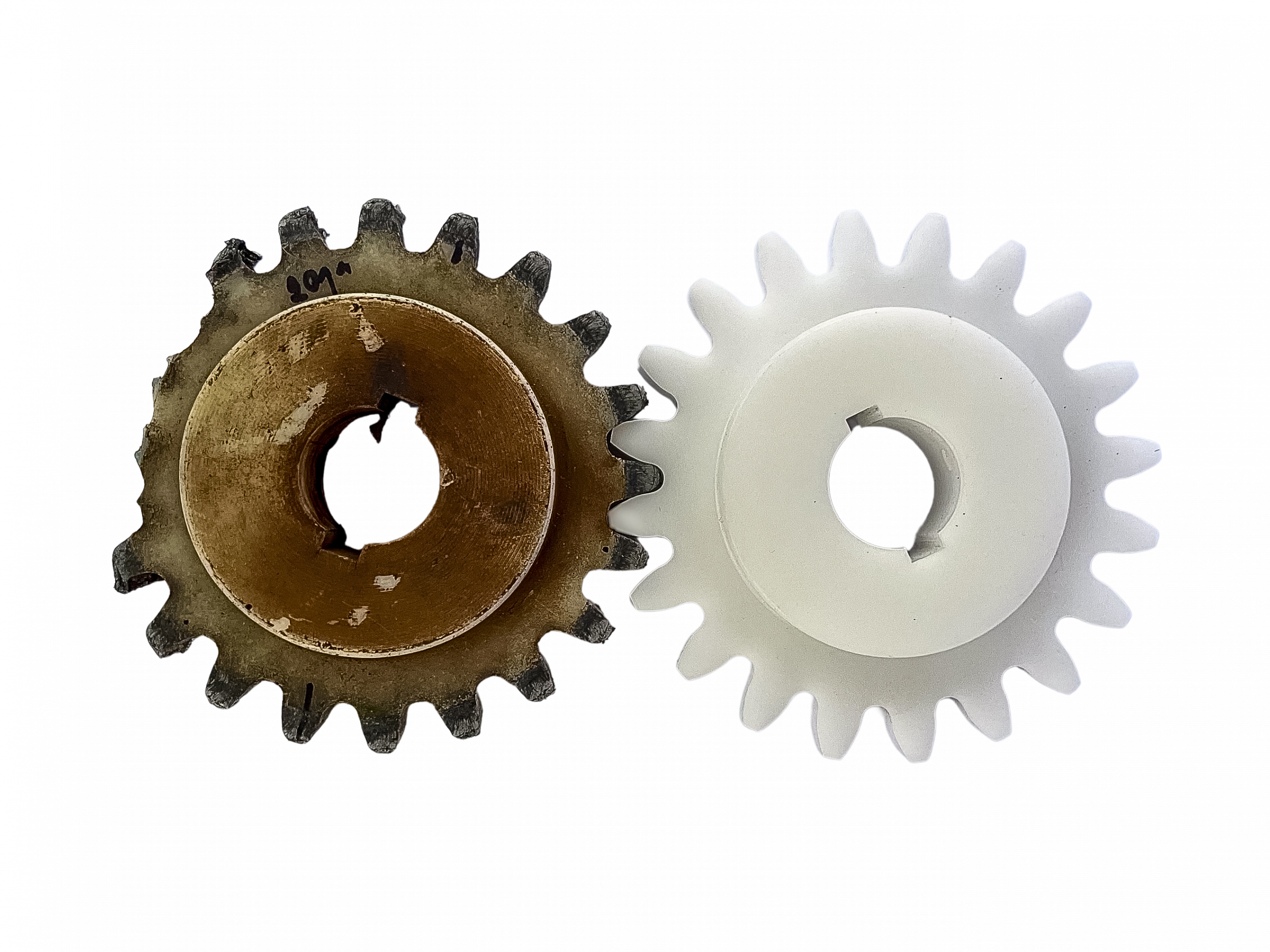 Vergleich eines verschlissenen Metallzahnrads mit einem neu gefertigten Ersatzteil aus Kunststoff – Reverse Engineering und Ersatzteilfertigung im Maschinenbau.